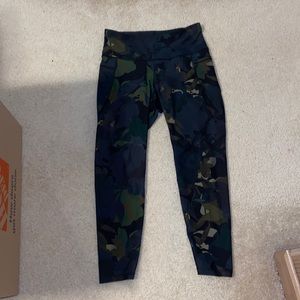 Athletic leggings, camo print Large